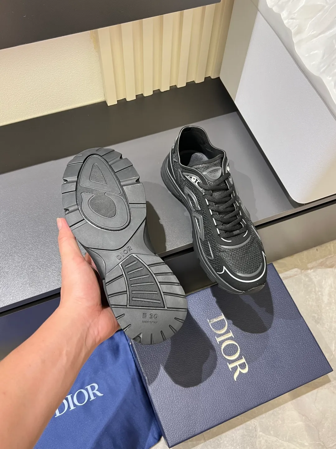 p500 Dior Dior's latest B30 Countdown sneaker. This B30 Countdown technical training shoe is new for spring 2026. Its sporty design perfectly combines fashion elements with technical performance. Its design is inspired by modern running. There are also Dior B30 and CD30 rubber logos on the tongue and back of the shoe. The sculpted sole that combines rubber and foam ensures flexibility and comfort. Various unique details also add to its color. Fabric technical fabric and technical mesh lining Industrial fabric and industrial mesh CD30 rubber logo on sides and rear Dior B30 rubber signature tongue Low-top style lace-up closure Ultra-lightweight rubber blend and brown foam sole Welded construction with gray detailing and Dior, CD30 and B30 logos Size: 38-44!